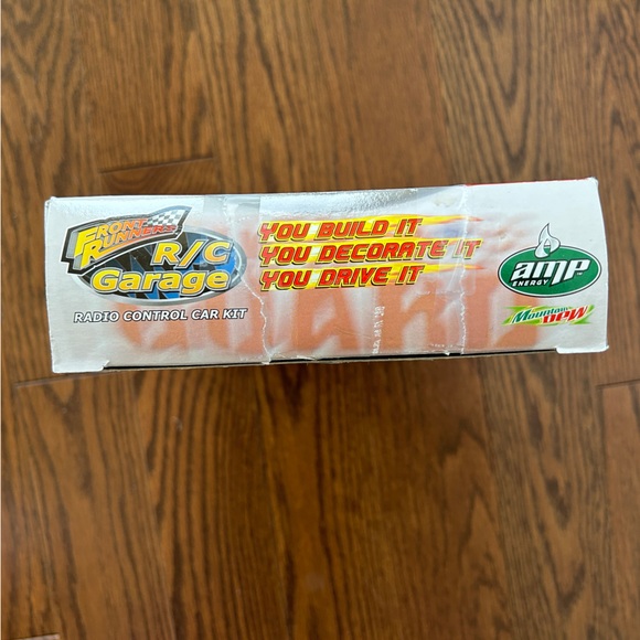 Front Runners R/C Garage Radio Control Car Kit You Build It NASCAR #88 Earnhardt - Picture 7 of 7